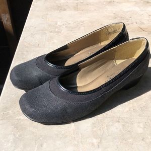 Hush Puppies wedge slip in size 6.5 black fabric